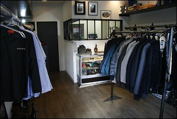 オリジナルアイテムを中心に商品が所狭しと並んでいる。アウターやインナーはもちろんのこと、小物類も充実した品揃え。随時販売されるニューアイテムもあるので、詳しくは同店のブログをチェックして頂きたい。