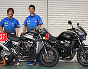 右が T-REV 開発者である寺本孝司氏、左はスタッフの大西さん。２人とも国際ライセンスを所有するレーシングライダーで走りにもメカニックにも精通している。T-REV は、この２人の手によって開発されているのだ。