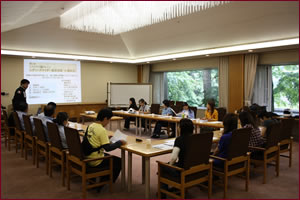 軽井沢プリンスホテルウェストの会議室で開校式が行われました。自己紹介やスケジュール確認をし、合宿のはじまりです。