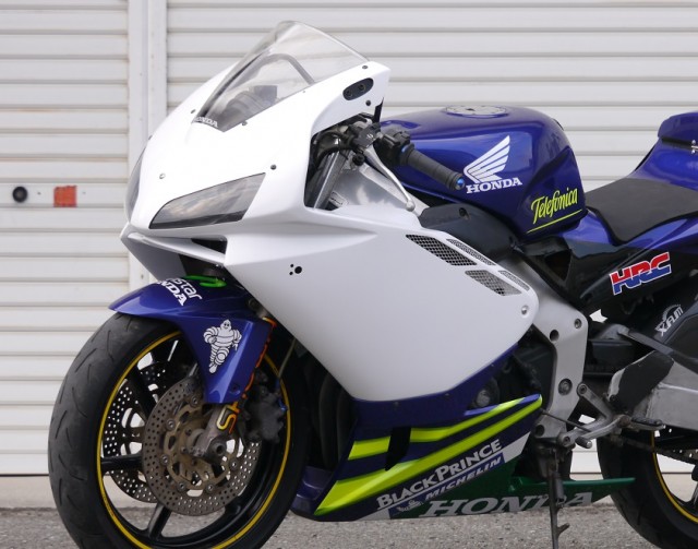 自転車からCBR250RRへ乗り換えのT君、来社～～♪600レプリカ