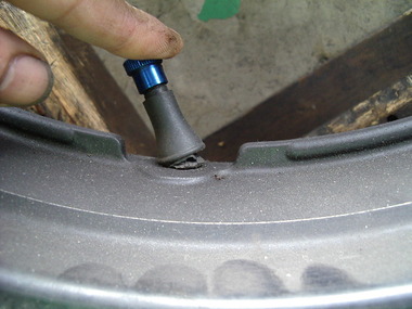 ホイールバルブの点検 プレジャー バイクブロス