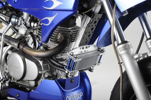 APE・XR オリジナル12段オイルクーラーキット - シフトアップ