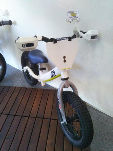 HUSQVARNA トレーニングバイク(ストライダー) プレゼントに最適 ...