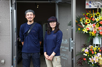 佐藤一貴店長と、常連客のひとりでありヘルプスタッフでもあるミッチョンが、店を盛りたてる。