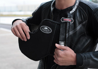 クシタニ「レーシング用胸部プロテクター新発売！」| バイク