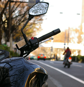 表参道のバイク駐車場にて