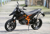 KTM 690 SUPERMOTO R – ニューLC4＋FIはハイパワーを扱いやすい