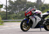 ホンダ CBR1000RR – 先進のロードゴーイングレーサー