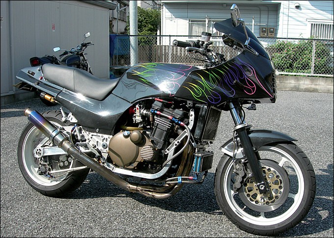 マーベラスエンジニアリング（カワサキGPZ900R）】サーキット