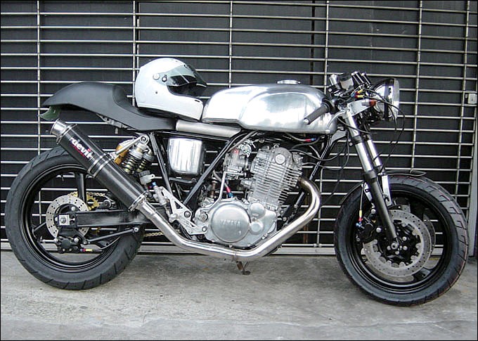 ヤマハ SR400 プロが造るカスタム バイクブロス