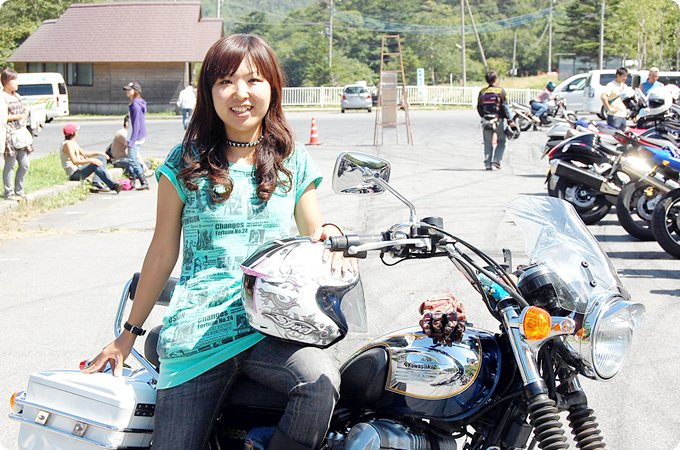 Emi with カワサキ W650 女性ライダーストリートスナップ バイク