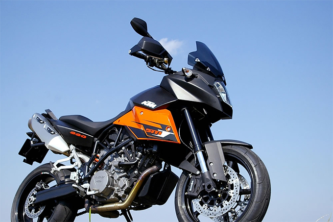KTM 990 スーパーモト T – 戦闘的なモタードをベースとしたオン