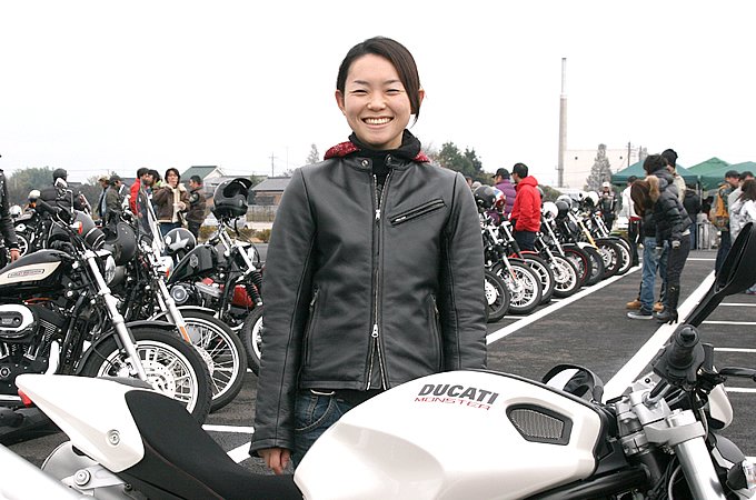 ASA with ドゥカティ モンスター 696 女性ライダーストリートスナップ 