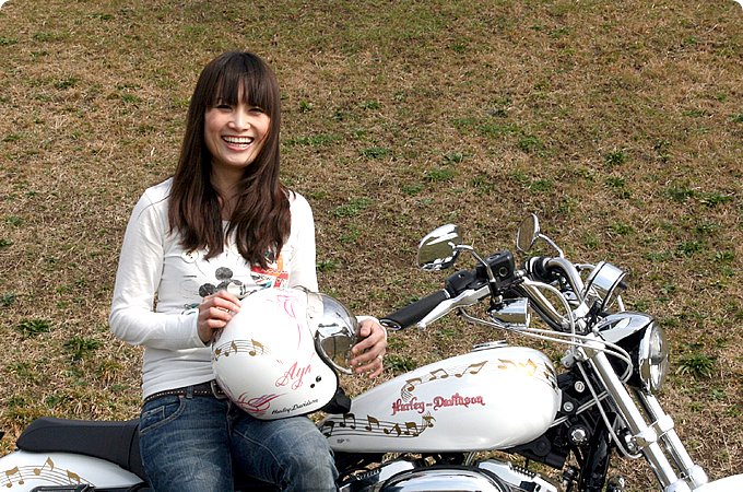 Aya With ハーレーダビッドソン Xl10l 女性ライダーストリートスナップ 最新のアメリカン クルーザーのバイク総合情報メディア バイク ブロス マガジンズ