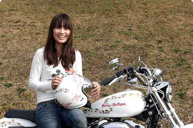 Aya With ハーレーダビッドソン Xl10l 女性ライダーストリートスナップ 最新のアメリカン クルーザーのバイク総合情報メディア バイクブロス マガジンズ