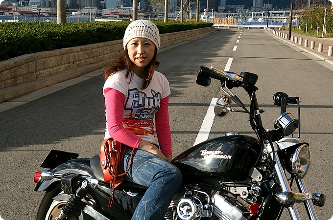 SHIHO with ハーレーダビッドソン XL 女性ライダーストリート