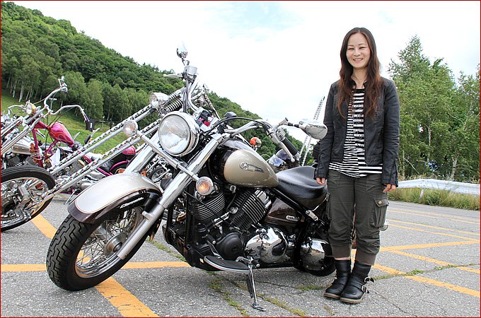 あゆちゃん with ヤマハ ドラッグスタークラシック400 女性ライダーストリートスナップバイクブロス