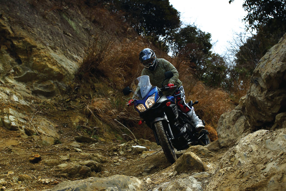 スズキ Vストローム650 Abs 13 安定感とスポーツ走行性を両立した高剛性ミドルツアラーが登場 試乗インプレ レビュー オフロード バイクならバイクブロス スズキ Vストローム650 Abs 13 安定感とスポーツ走行性を両立した高剛性ミドルツアラーが登場 試乗インプレ レビュー オフロード バイクならバイクブロス