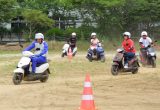 在学中にバイクに乗れる!? 校庭内で高校生たちがバイクに触れた・乗った