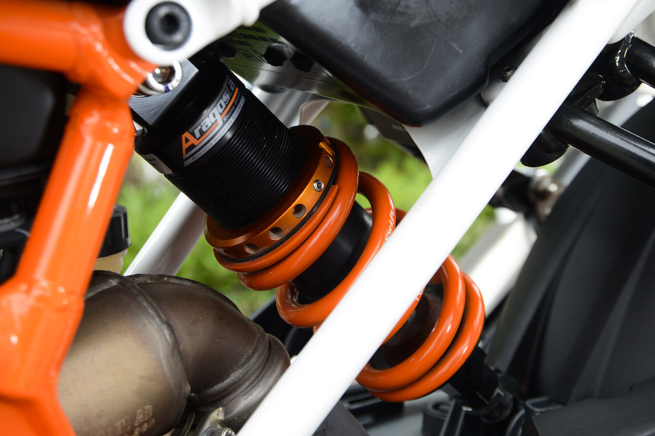 KTM KOBE 125〜390DUKE 〜2016 ローダウンリアショック KTM KOBE 125〜390DUKE 〜2016 ローダウンリアショック - メルカリ
