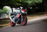 アプリリア トゥオーノ V4 1100 ファクトリー – スーパーバイクRSV4直系の過激なストリートファイター