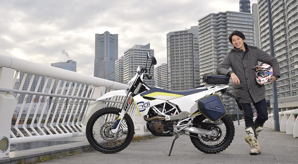 街ゆく人の目を引きつけるスタイリッシュなオフロードマシン オフロードバイクならバイクブロス