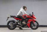 【バイク足つきチェック】2017年型ホンダCBR650F　開発時のこだわり、足つき性の確保は女子にも当てはまる?!