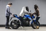 バイク足つきチェック 18年型ホンダcb125r 125ccスポーツモデルの足つきは トピックス バイクブロス マガジンズ