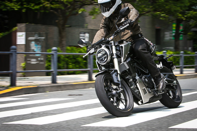 バイク足つきチェック 18年型ホンダcb125r 125ccスポーツモデルの足つきは トピックス バイクブロス マガジンズ