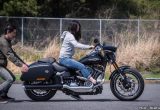 【バイク足つきチェック】2018年型ハーレー SPORT GLIDE　足つきは良好?! シート高680mmのスポーツグライド