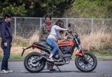 【バイク足つきチェック】2017年型ドゥカティSCRAMBLER Sixty2　中型免許で乗れるドゥカティ、その足つきは？