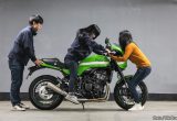 【バイク足つきチェック】2018年型カワサキZ900RS CAFE　カフェレーサー仕様の大型バイク、女子たちの足つきは？