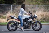 【バイク足つきチェック】2017年型トライアンフStreet Triple R Low／サスペンションを変え足つきに考慮したストリートファイター