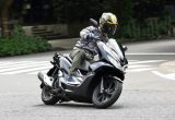 【ホンダ PCX HYBRID】鋭い加速をもたらす強力電動アシストをわずかな重量増で手に入れた!