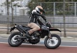 【アプリリア 最新モタード SX125試乗記事】見た目も走りも本物の都会派スプリンターだ！