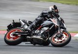 【KTM 890デュークR 試乗記】超軽くて俊敏で足もイイ！コーナーを鋭く切り取る「超外科用メス」の実力とは！？