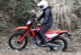 【ホンダ CRF250L 試乗記】-4kgとは思えないほどスリム＆コンパクトに生まれ変わったCRFは、積極的にオフに入りたくなるマシン