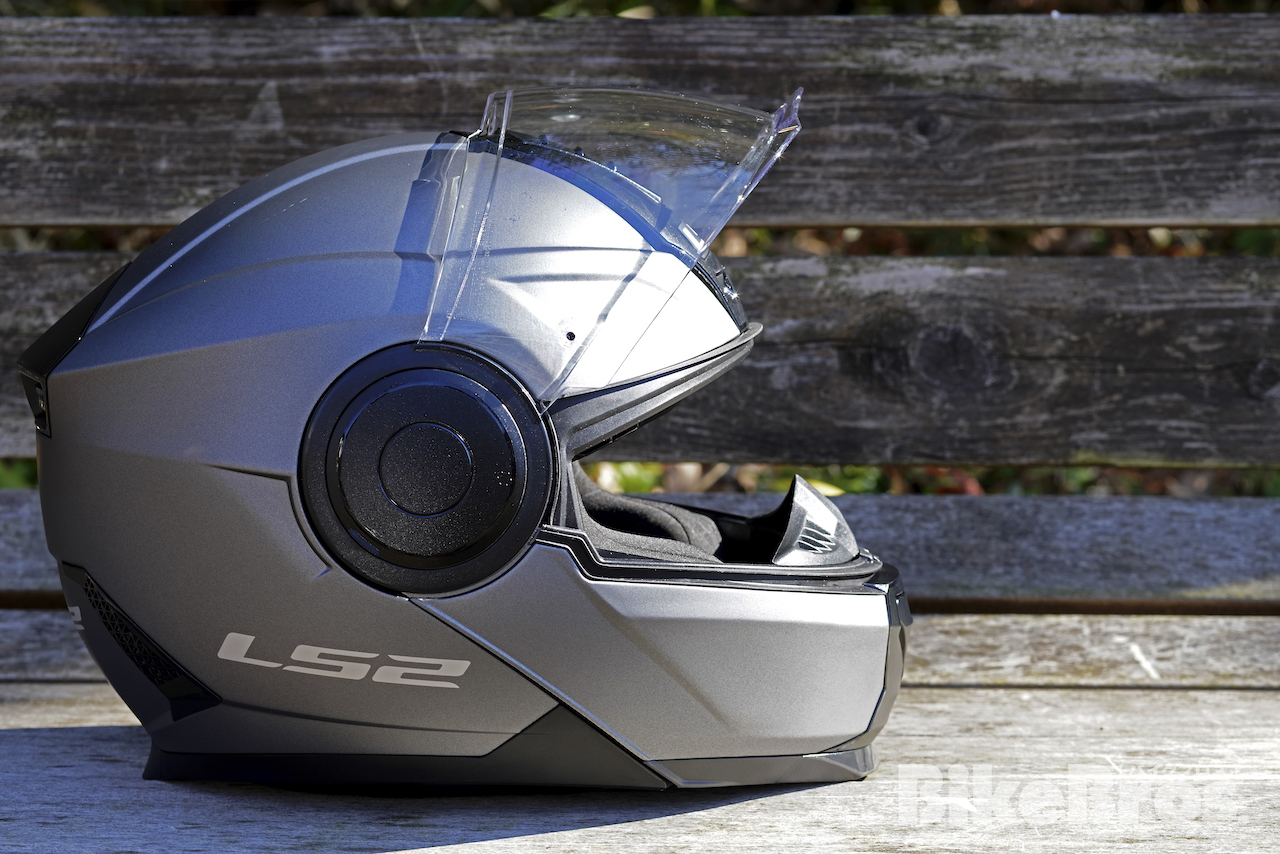 欧州で鍛えられた本物の性能、最強コスパを誇るシステムヘルメット LS2 