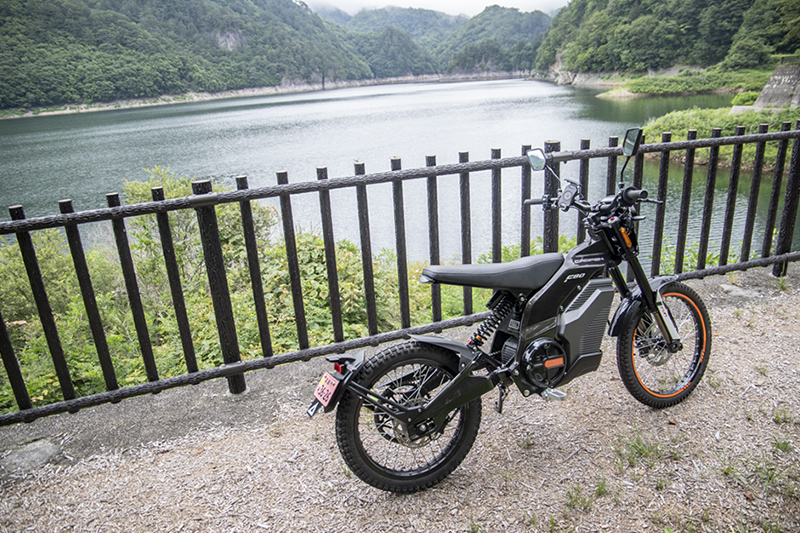 カオフェン F80ストリート 試乗記】驚くほどしっかり走る電動オフ