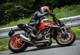 【KTM 1290スーパーデュークRエボ試乗記】電制サスを得た野獣、走りはしなやかで快適でさえある