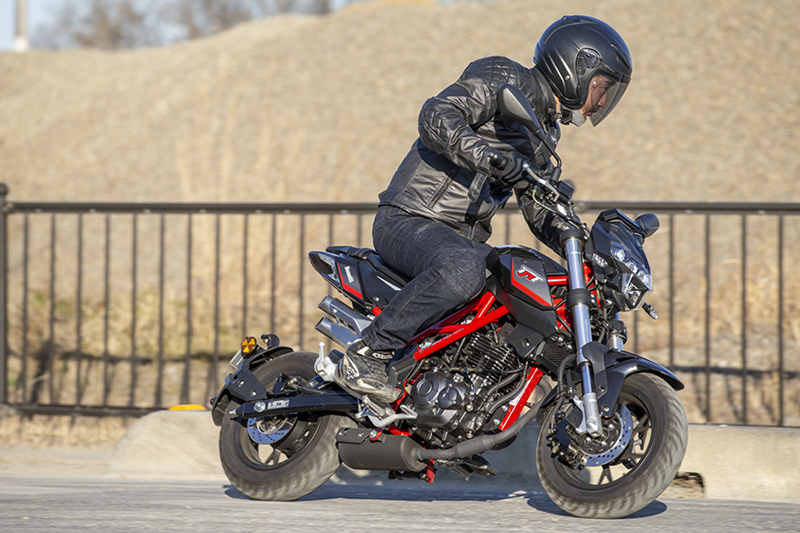 Benelli TNT125 試乗記】12インチタイヤの軽快感と高剛性の車体に支え