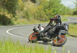 【KTM 890SMT 試乗記】スーパーモタードとツーリングの融合！走りの本質を追求しつつも、その守備範囲は広い