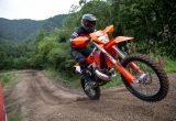 フルモデルチェンジを遂げたKTM EXCシリーズ、2ストロークモデルにはTBIを採用