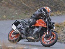 【KTM 990デューク 海外試乗記】リッタークラスとは思えない自在性でアグレッシブでも扱いやすい