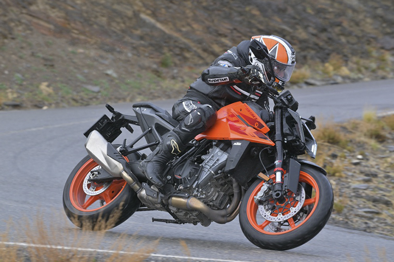 【KTM 990デューク 海外試乗記】リッタークラスとは思えない自在性でアグレッシブでも扱いやすい