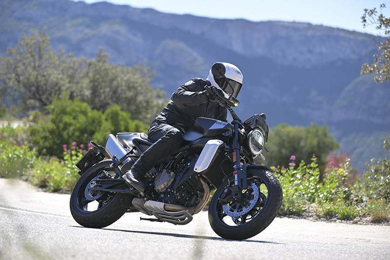 ハスクバーナ スヴァルトピレン801 試乗記】シリーズ初のツイン