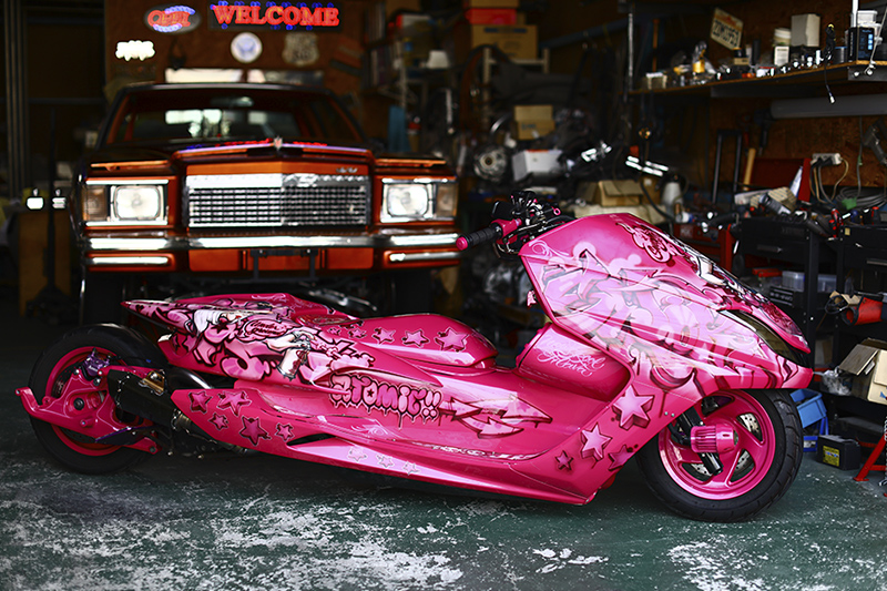 ヤマハ マグザム カスタム】愛車をキャンパスにして自己表現したピンク