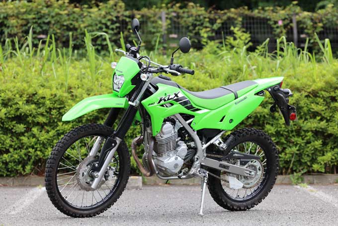 【カワサキ KLX230 試乗記】低めのシートでオンもオフも楽しめる！ ユースフルでフレンドリーなモデルの01画像