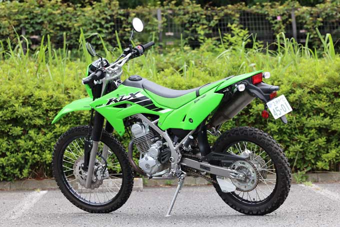 【カワサキ KLX230 試乗記】低めのシートでオンもオフも楽しめる！ ユースフルでフレンドリーなモデルの02画像