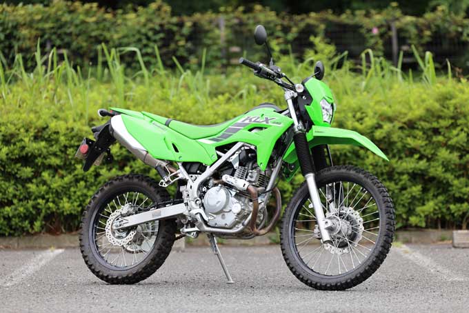 【カワサキ KLX230 試乗記】低めのシートでオンもオフも楽しめる！ ユースフルでフレンドリーなモデルの03画像